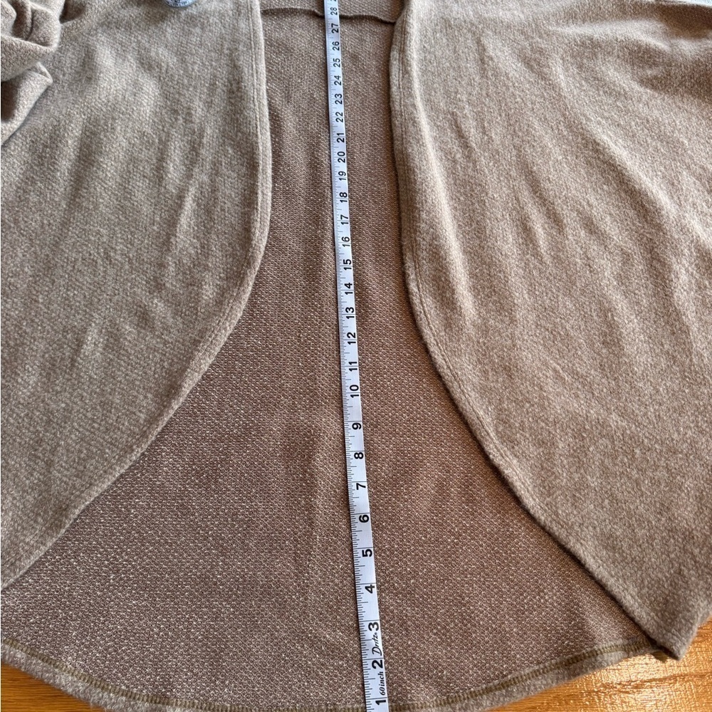 Elegant Tan Women's Sweater size Large excellent condition - Picture 4 of 5